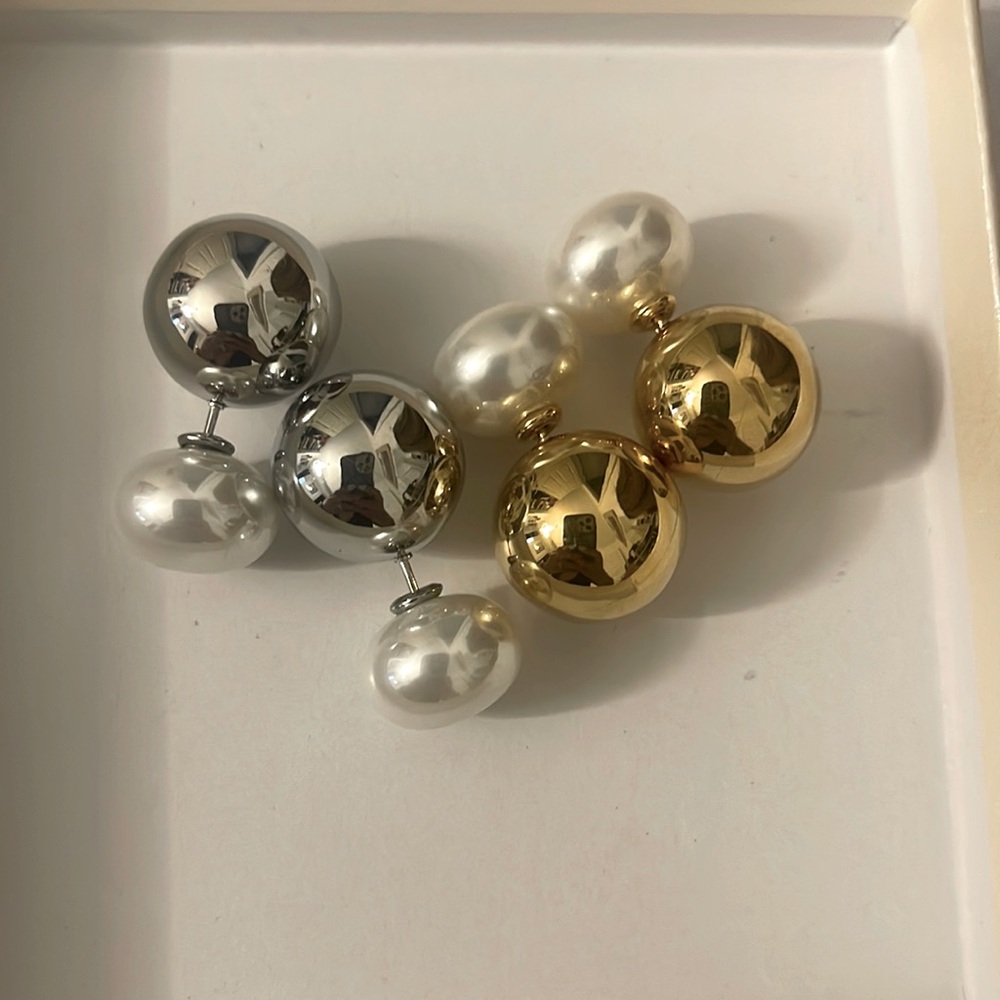 2 earrings silver/gold. Color.